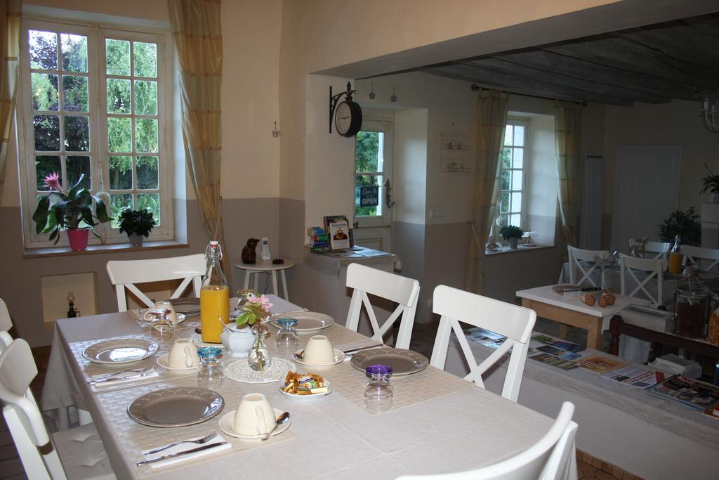 Chambres D'Hotes Le Clos Du Puits Mosnes Exterior photo