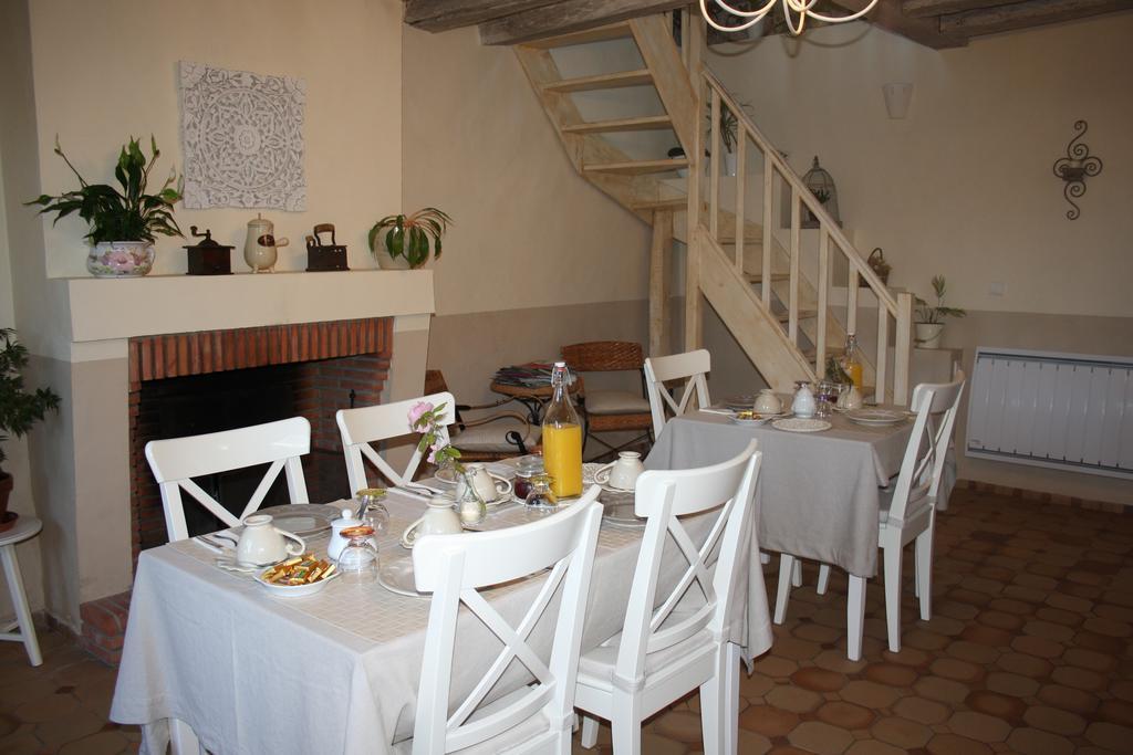 Chambres D'Hotes Le Clos Du Puits Mosnes Exterior photo